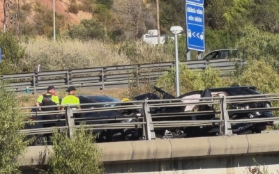 Accident a l'enllaç de l'AP-7 amb la B-23 al Papiol, amb tres vehicles implicats i un ferit crític | ACN