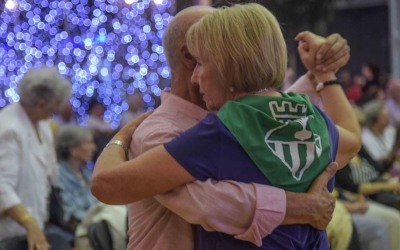 Una dona ballant amb un mocador a l'esquena | Arxiu