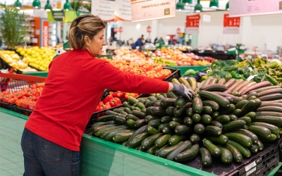 Treballadora al supermercat | Alcampo
