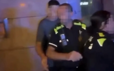 Moment en què l'agent colpeja el jove