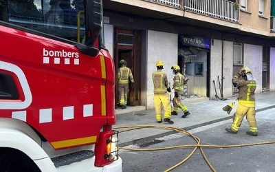 Efectius dels Bombers davant de la joieria afectada per l'explosió a Cerdanyola | Bombers