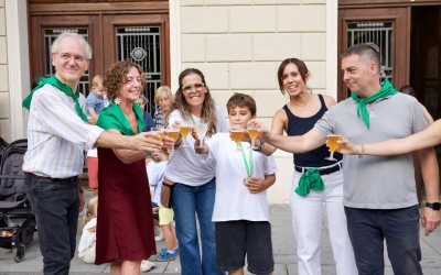 Els guanyadors del Ball de la Bola amb els seus predecessors, l'alcaldessa Farrés i el regidor de Cultura