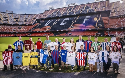 Foto de família a Mestalla amb els representants dels diferents clubs | Cedida