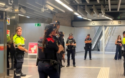 Controls policials duts a terme a l'estació de la Creu Alta