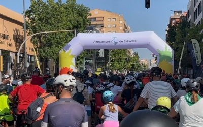 Sortida, des de dins, de la bicicletada de Festa Major | Adrián Arroyo