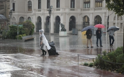 Gent amb paraigua per la plaça Doctor Robert
