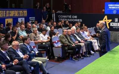 Ferran Costa, a l'última filera, entre David Gallego i Beñat San José | RFEF