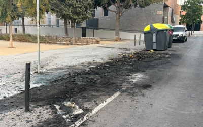 Contenidors cremats a la plaça Dolors Miralles