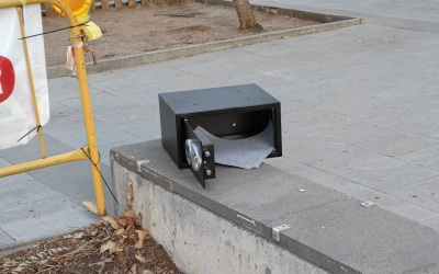 Caixa forta localitzada a la plaça Joan Fuster