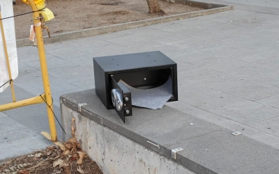 Caixa forta localitzada a la plaça Joan Fuster | Cedida