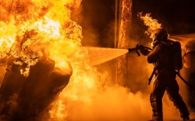 Un bomber apagant l'incendi d'un contenidor | Roger Benet