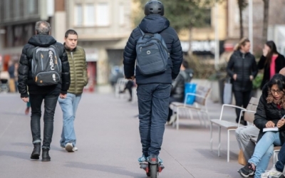Patinet elèctric circulant pel centre de la ciutat | Roger Benet