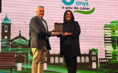 Eugenio Díaz rebent una placa de la mà de la tinenta Mar Molina | Mireia Sans
