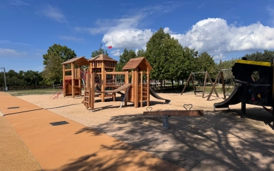 Així ha quedat la nova àrea de jocs infantils del parc de Can Gambús