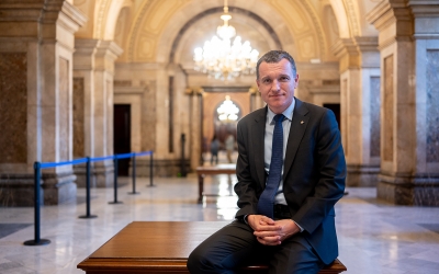 El conseller Òscar Ordeig, en una entrevista a RàdioSabadell al Parlament | Roger Benet
