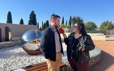 Eloi Cortés i Mireia Sans durant el programa especial des del Cementiri de Sabadell