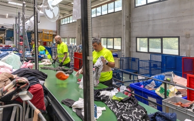 Treballadors de CIPO seleccionant roba de segona mà