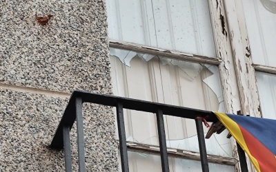 Una finestra trencada per unes pedres | @marcossul