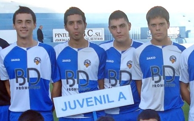 Orosa (esquerra) i Vales (dreta) amb la plantilla del juvenil 2007/08 | Arxiu RS