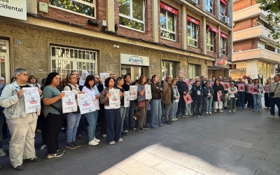 Minut de silenci davant de la seu d'UGT a la Rambla | Anna Clarà