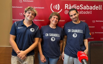 Arnau Aguilar, tècnic de natació del Club Natació Sabadell, Ester Eroles, presidenta de la secció i membre de la junta directiva, i Yerai Carmona, jugador de waterpolo adaptat