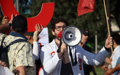 Un metge protesta durant la jornada de vaga | Foto cedida: ACN