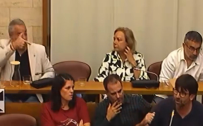 César Gil fent el polèmic gest durant el Ple de dilluns