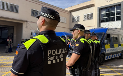 Agents de la Policia Municipal amb les noves furgonetes de fons