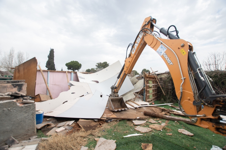 Una excavadora enderroca una construcció il·legal | Roger Benet