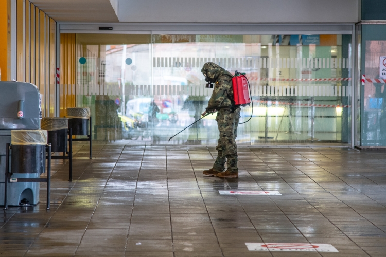 L'exèrcit desinfectant el Parc Taulí, març 2020 | Roger Benet