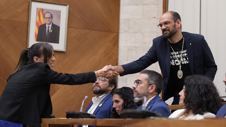 Farrés saluda l'exalcalde Maties Serracant en el ple de constitució del 2019 | Roger Benet