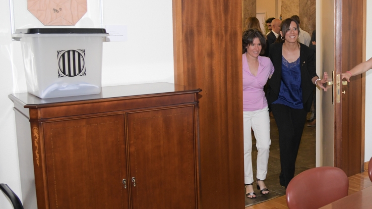 Marta Farrés i Marta Morell entrant al despatx d'alcaldia on encara hi ha una urna de l'1 d'Octubre | Roger Benet