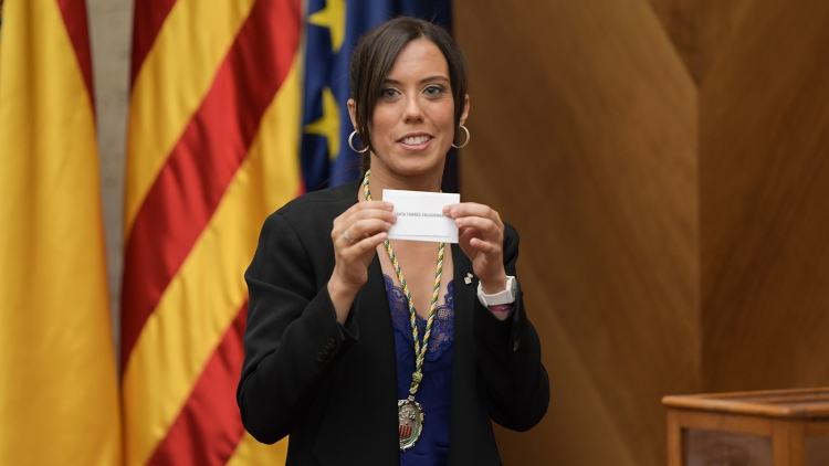 Marta Farrés, mostrant el seu vot | Roger Benet