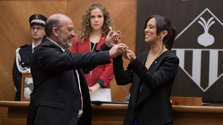 Marta Farrés rebent la vara d'alcaldessa de Manuel Robles el 2019 | Roger Benet