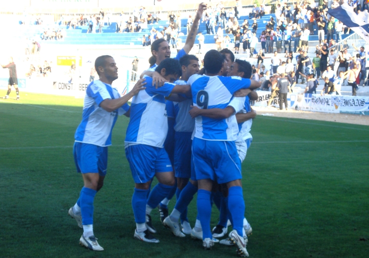 Pinya arlequinada després del gol de Carralero al derbi de 2008 | Carles Baldellou