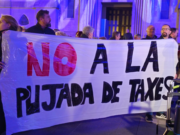 Pancarta de la protesta contra l'augment dels impostos/ Karen Madrid
