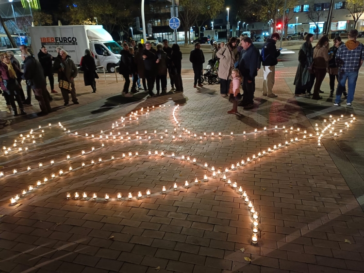 Colom de la pau amb espelmes/ Karen Madrid