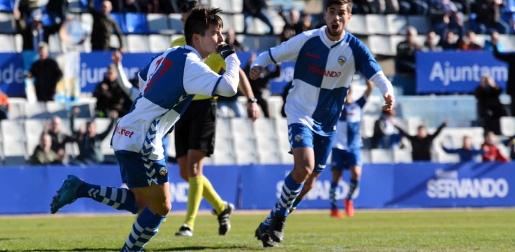 Txomin celebra el gol davant un eufòric Adri Díaz | Roger Benet