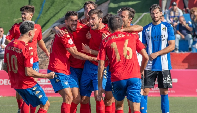 Néstor i Salvador celebren amb els seus companys un gol contra l'Hércules | At. Saguntino