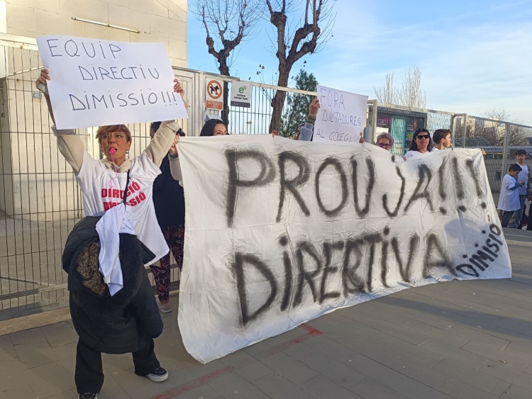 Pancartes a les portes de l'Andreu Castells | Karen Madrid