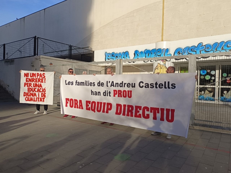 Pancartes a les portes de l'Andreu Castells | Karen Madrid