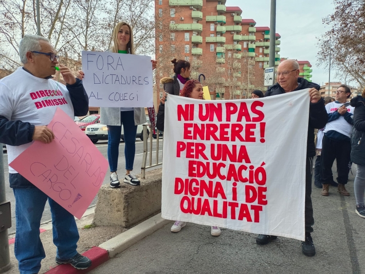 Famílies de l'Andreu Castells, manifestant-se davant Serveis Territorials d'Educació | Karen Madrid