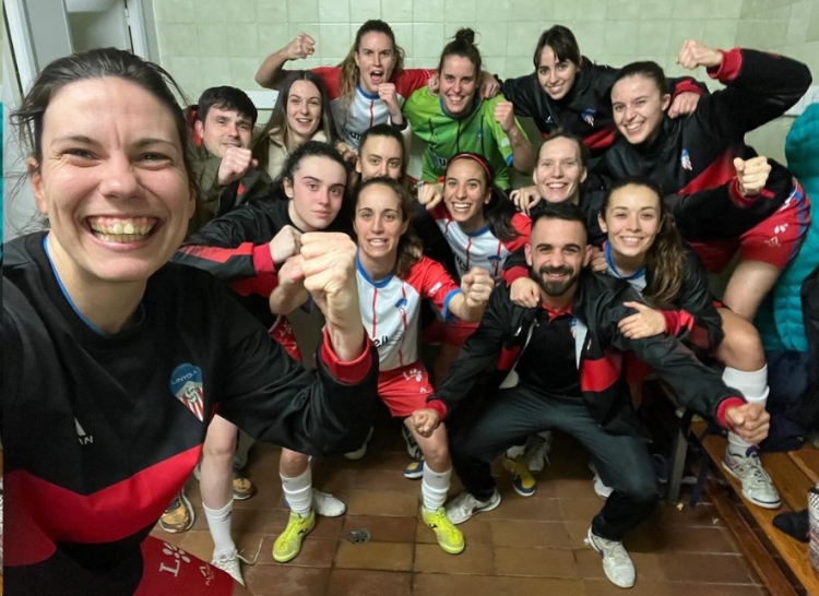 Celebració del Llinyola al vestuari després de la victòria contra el FS Sabadell Femení | Linyola