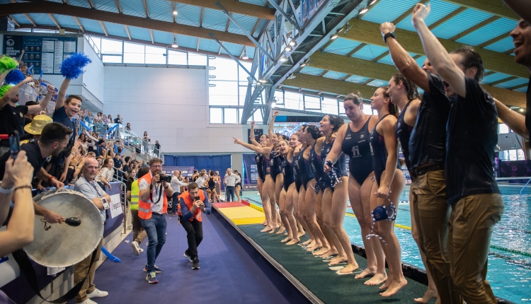Eufòria de l'equip femení del Natació Sabadell campió d'Europa | Roger Benet