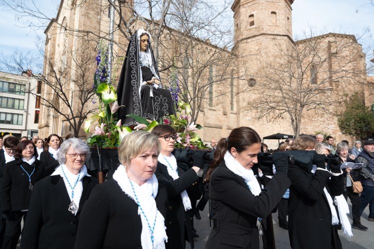 Les portants de la Mare de Déu dels Dolors al Via Crucis de Sabadell