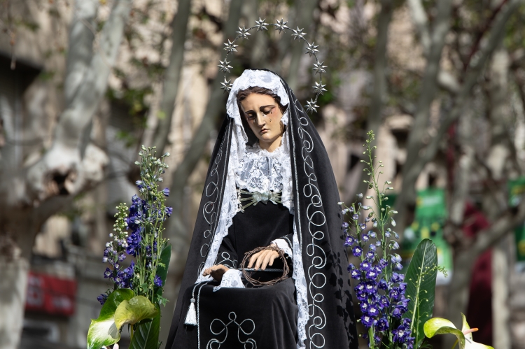 La figura de la Mare de Déu dels Dolors a la Rambla de Sabadell