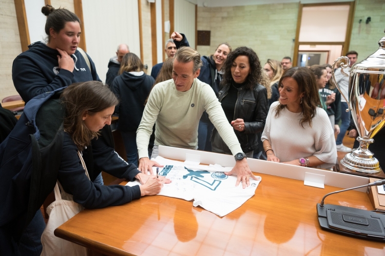 Laura Ester signant la samarreta commemorativa de la 'Setena' | Roger Benet