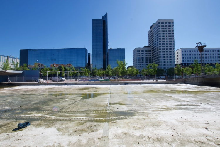 Part del llac del Parc Catalunya, buit