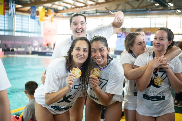 Judith Forca, Mati Ortiz i Paula Leitón fent el símbol del '7' | Roger Benet