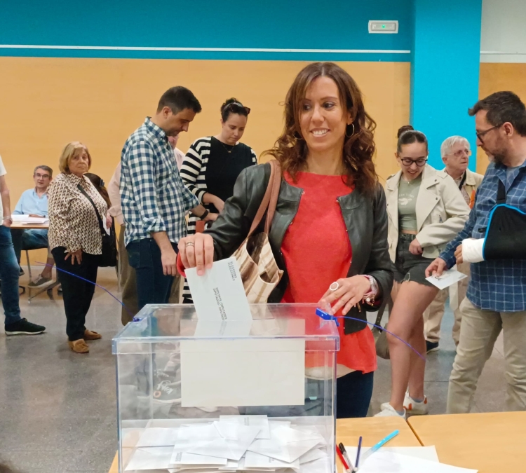 Marta Farrés votant a Cal Balsach